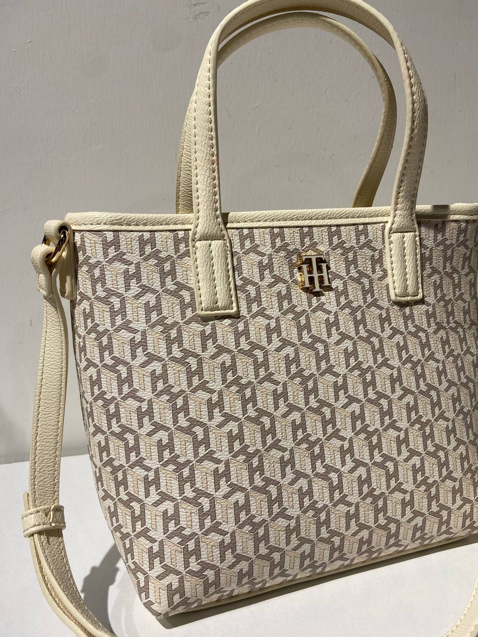 Tommy Hilfiger bag