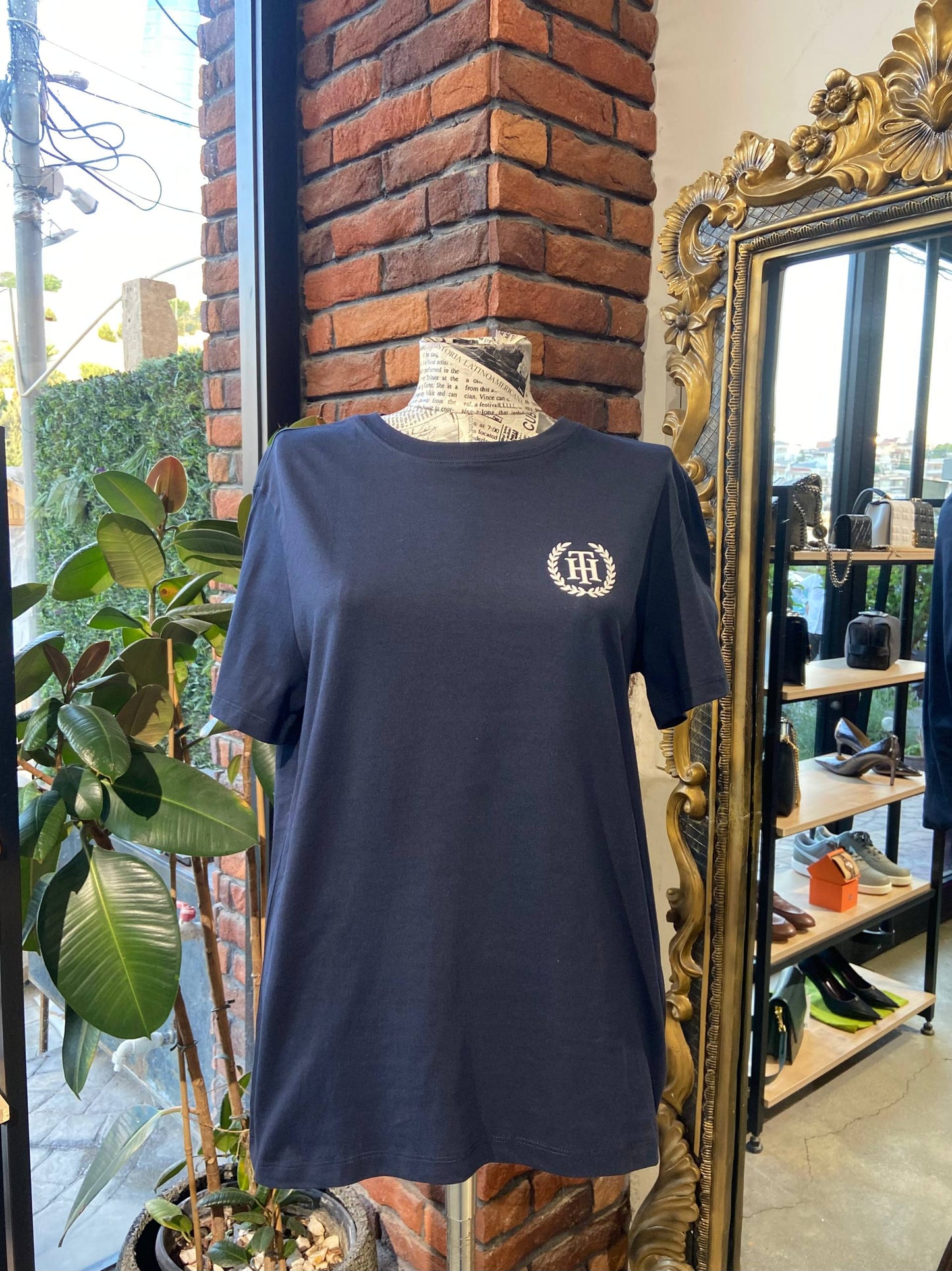 Tommy Hilfiger shirt size medium
