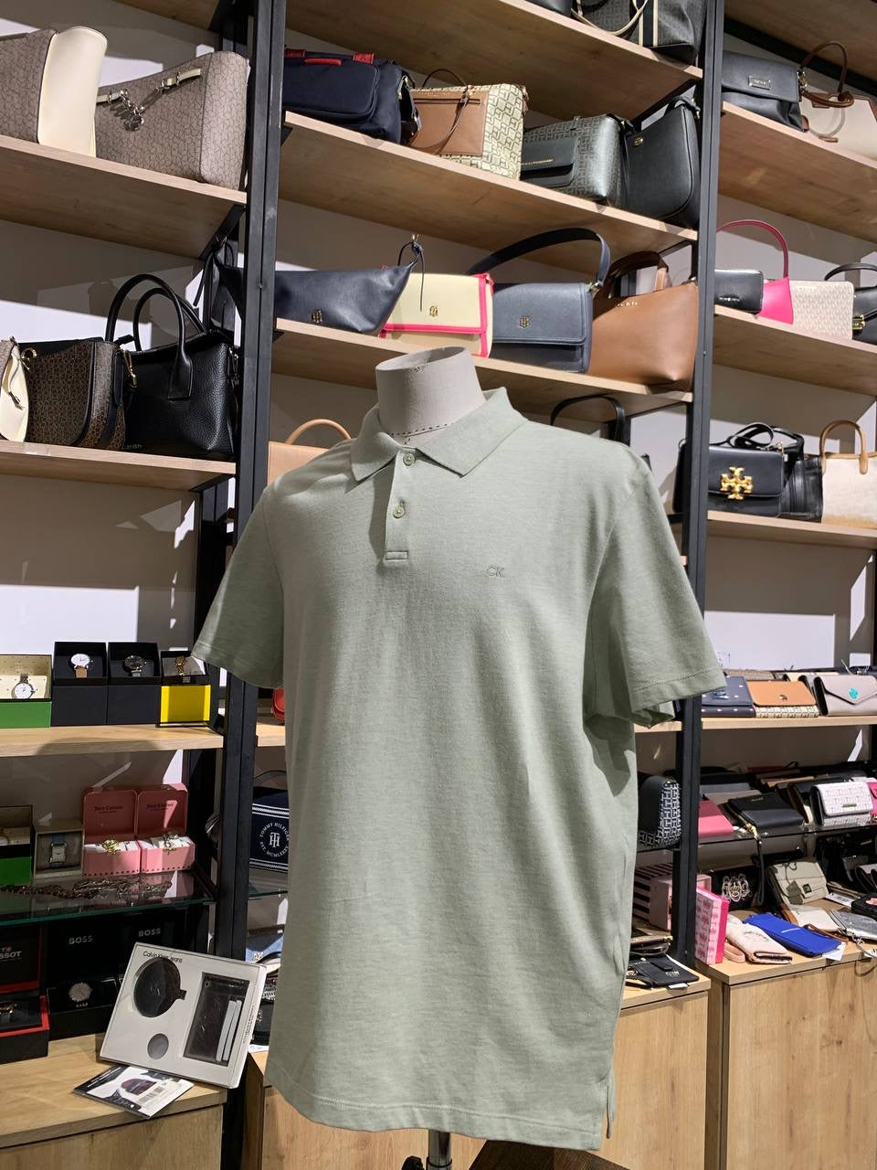 Calvin Klein t-shirt size Large