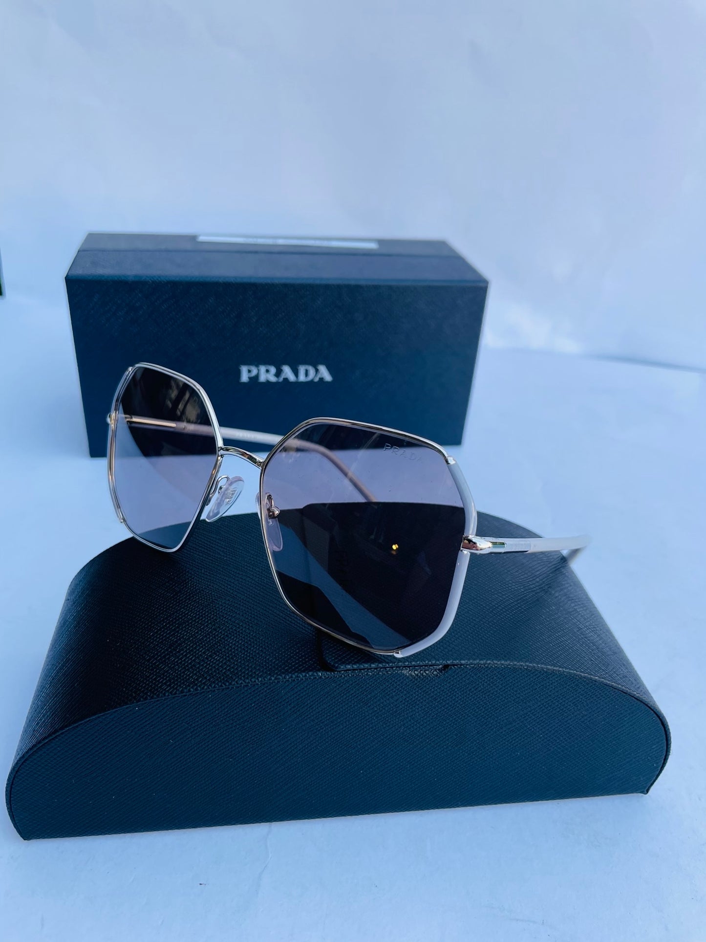 Prada sunglass spr52w