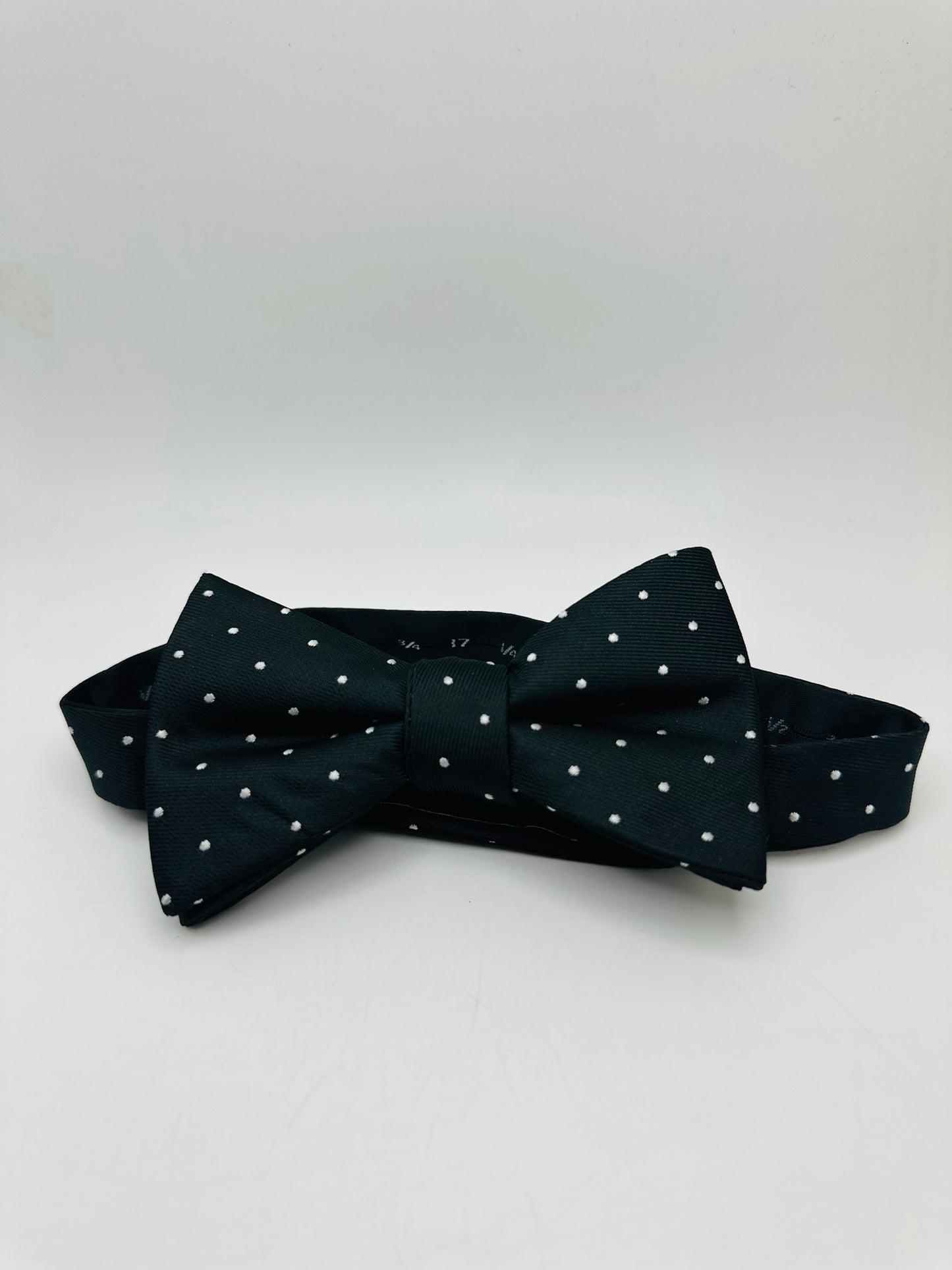 Adjustable tie
