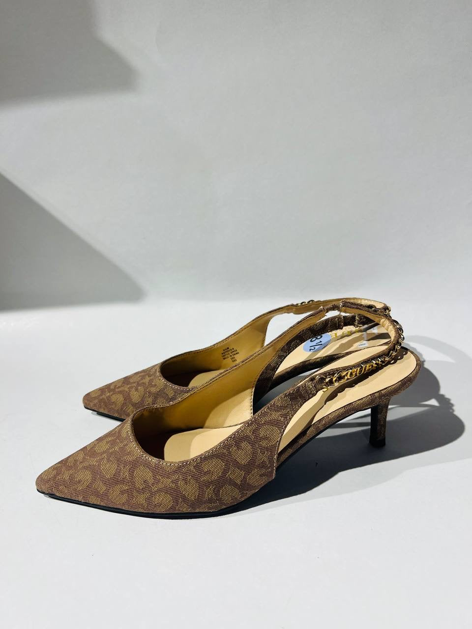 guess shoes size 39