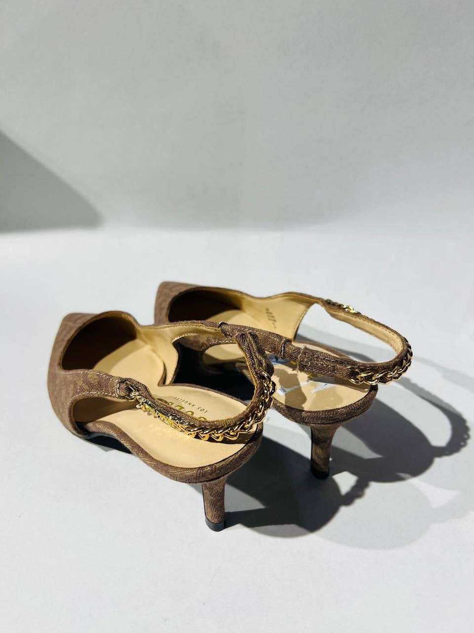 guess shoes size 39