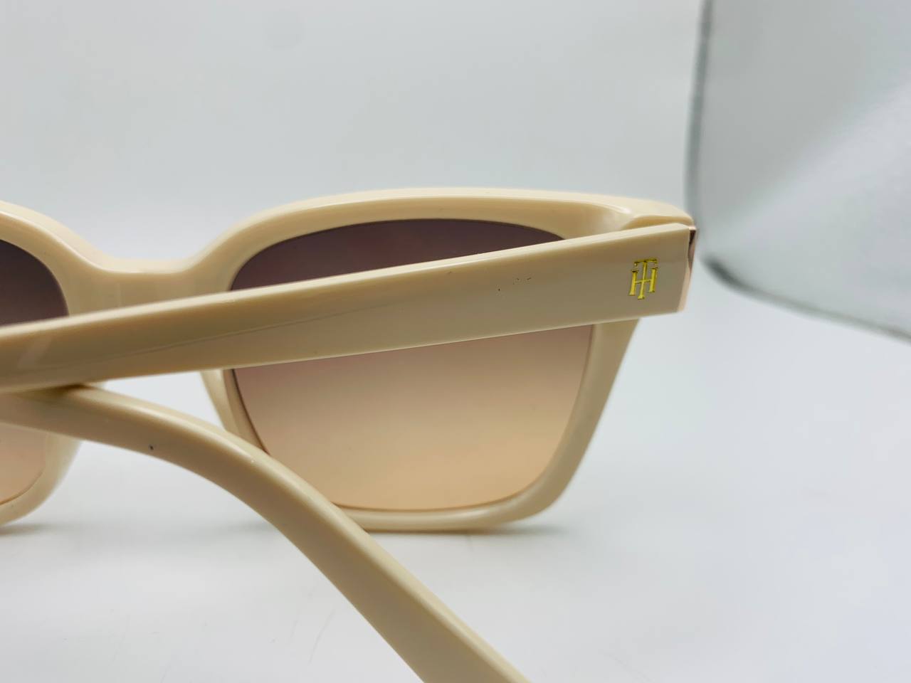 Tommy Hilfiger sunglass