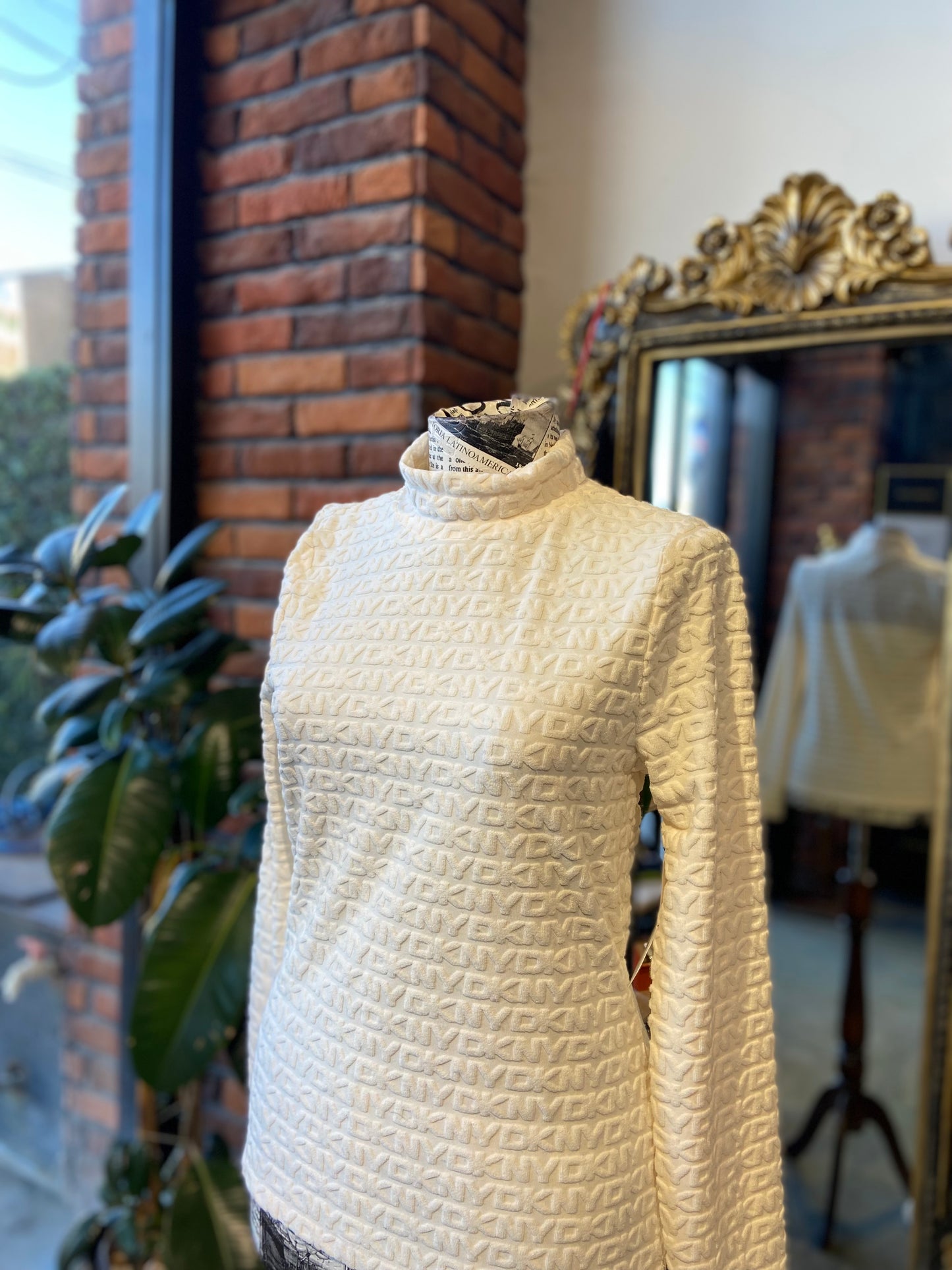 Dkny sweater size medium