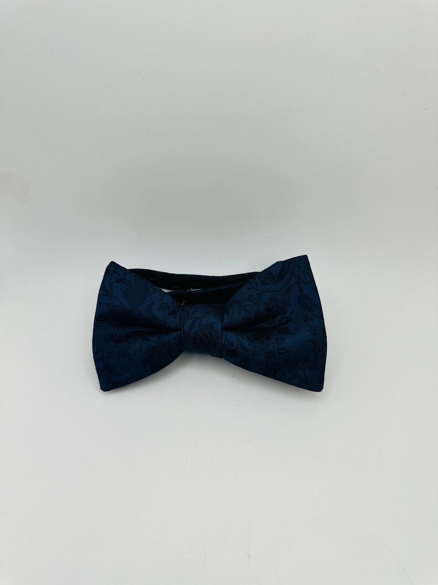 Adjustable tie