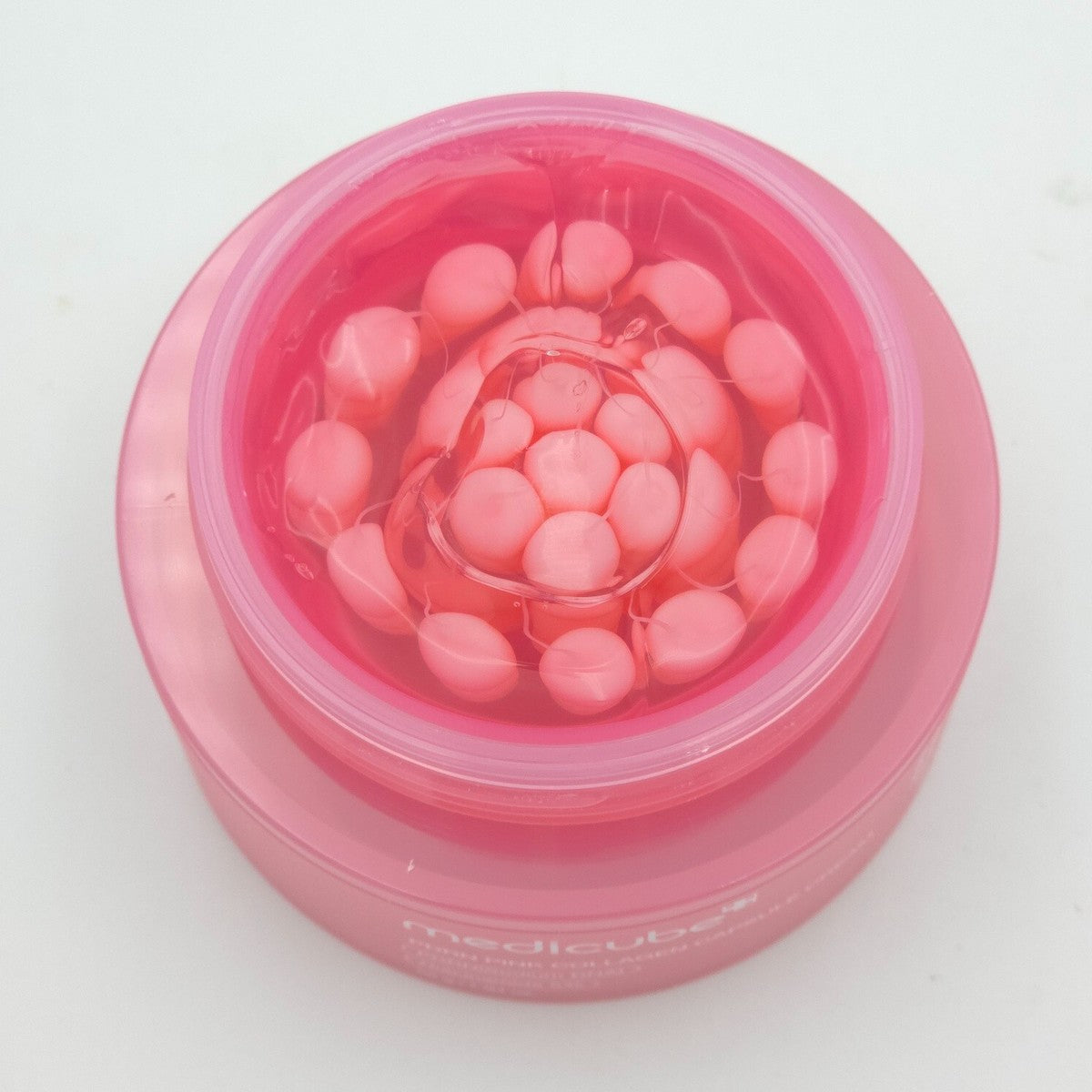 Medicube PDRN Pink Collagen Capsule Cream is a lightweight yet intensive hydrating cream that targets dull, uneven skin tone while restoring radiance and elasticity