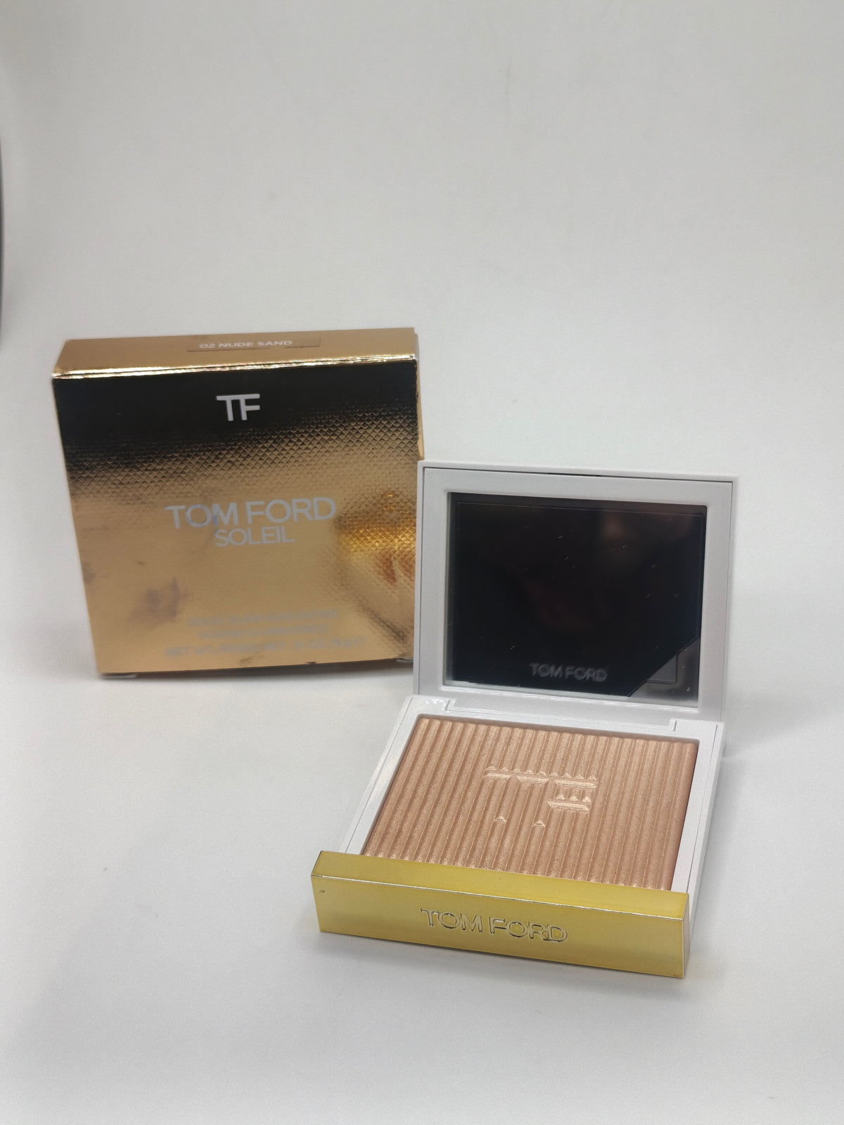Tom Ford soleil glow highlighter
02 nude sand