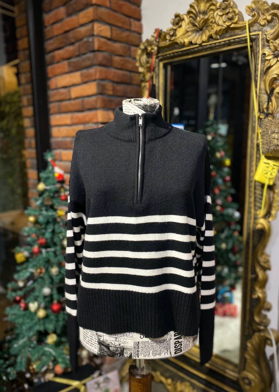 Dkny  sweater size medium