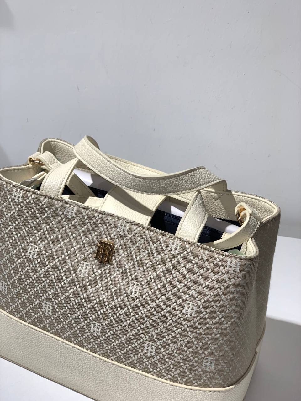 Tommy Hilfiger bag