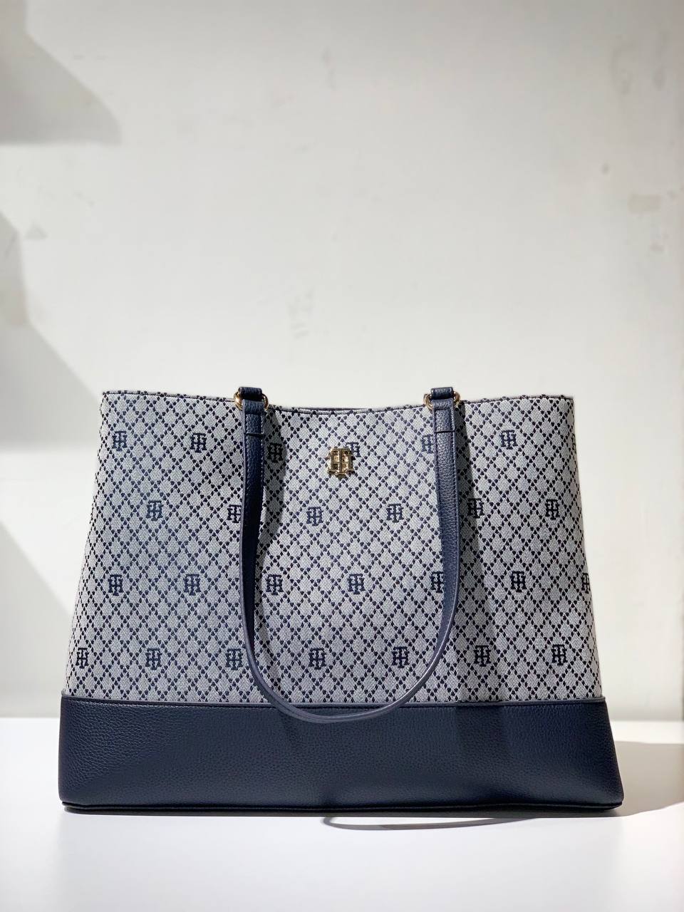 Tommy Hilfiger bag