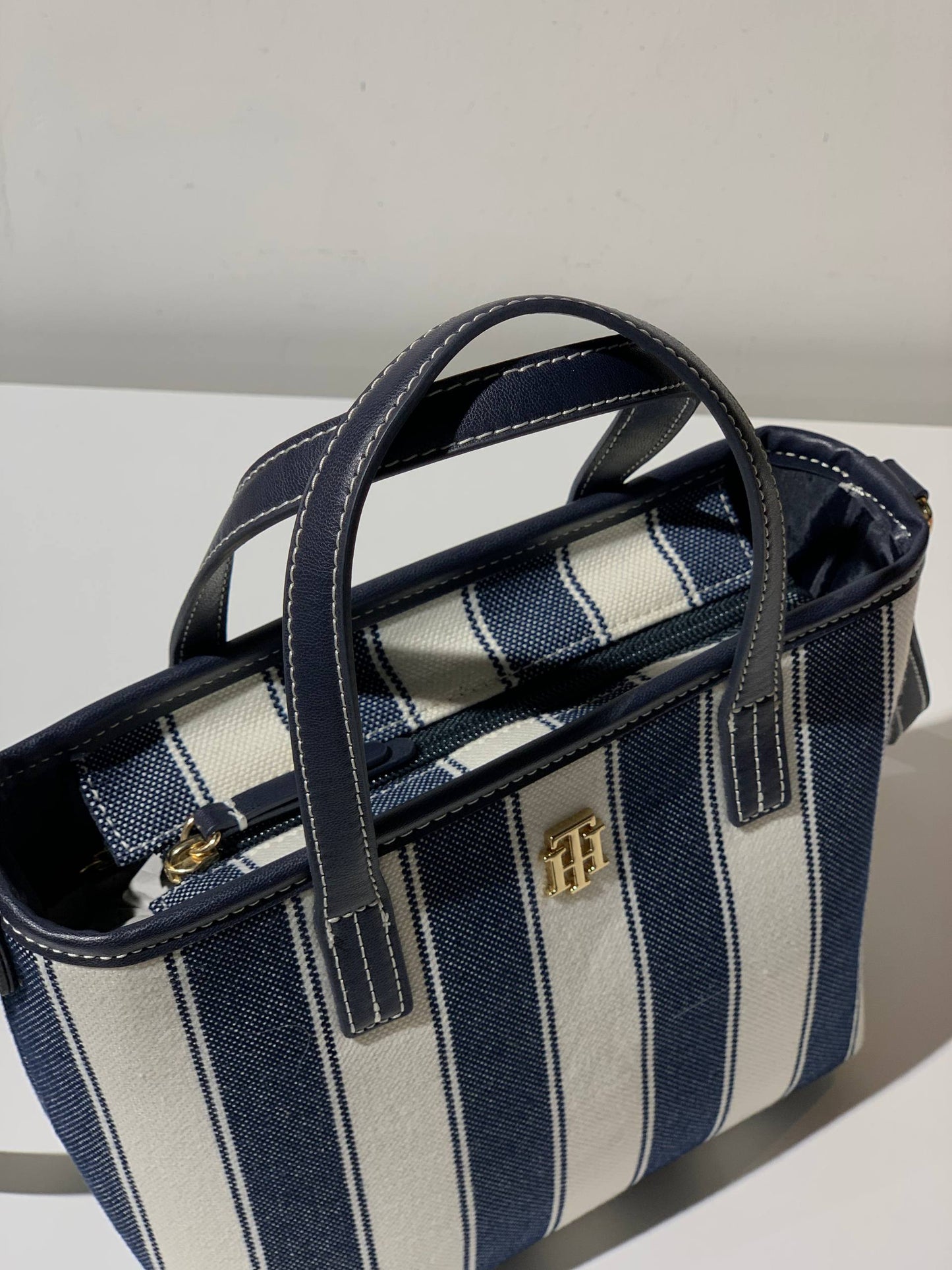 Tommy Hilfiger bag