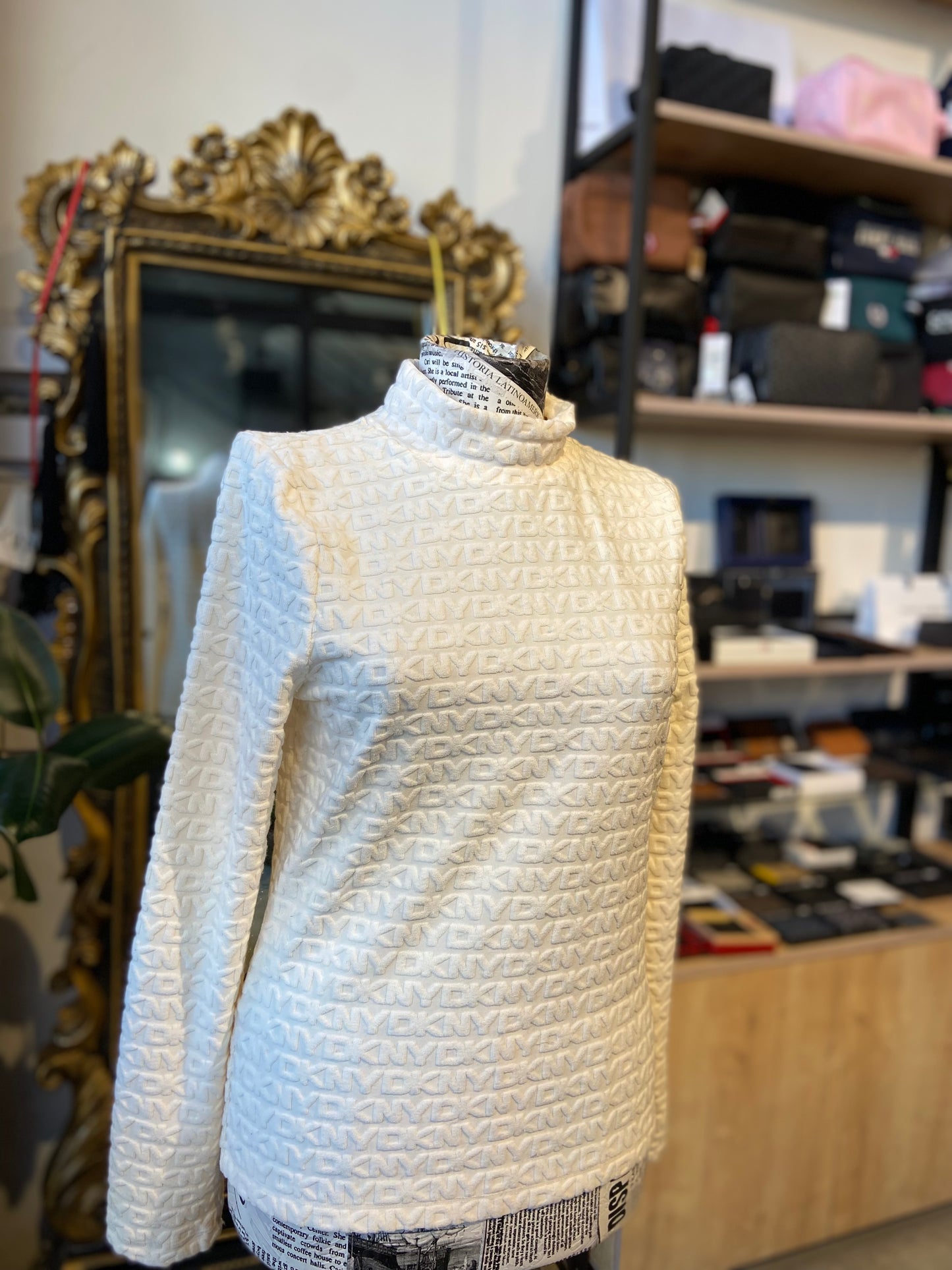 Dkny sweater size medium