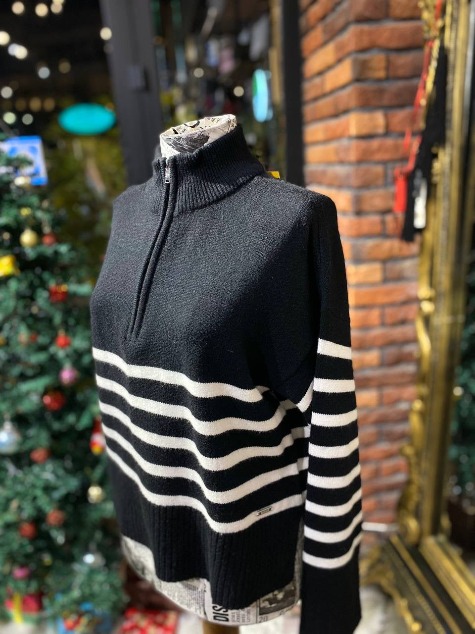 Dkny  sweater size medium