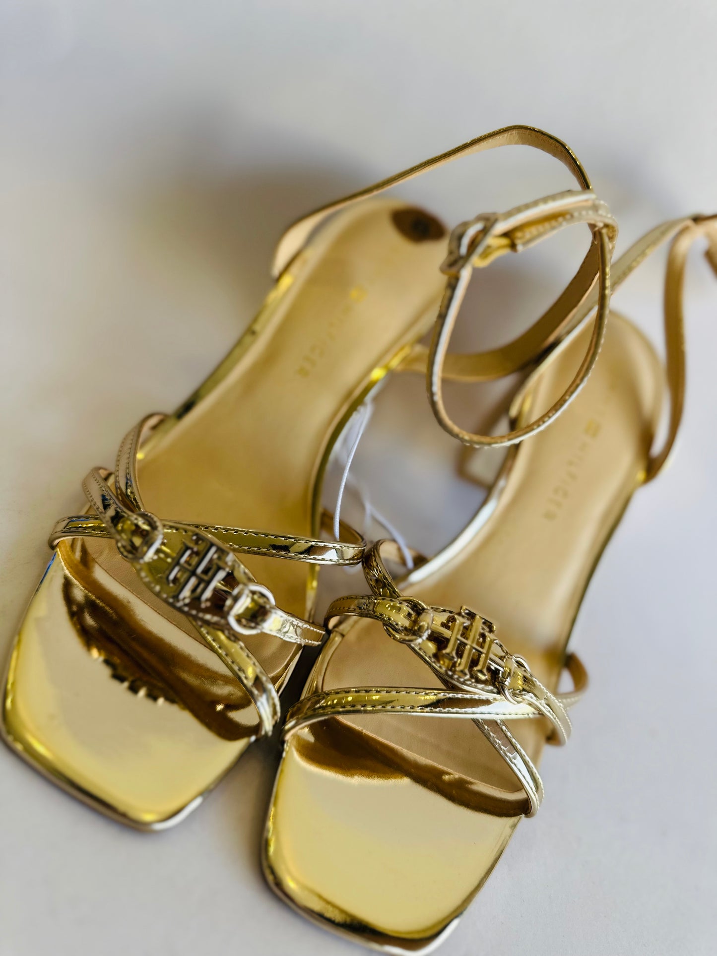 Tommy Hilfiger shoes gold size 38.5