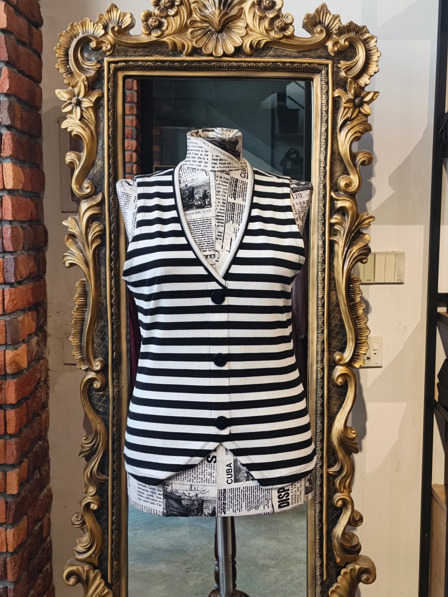 DKNY top size medium