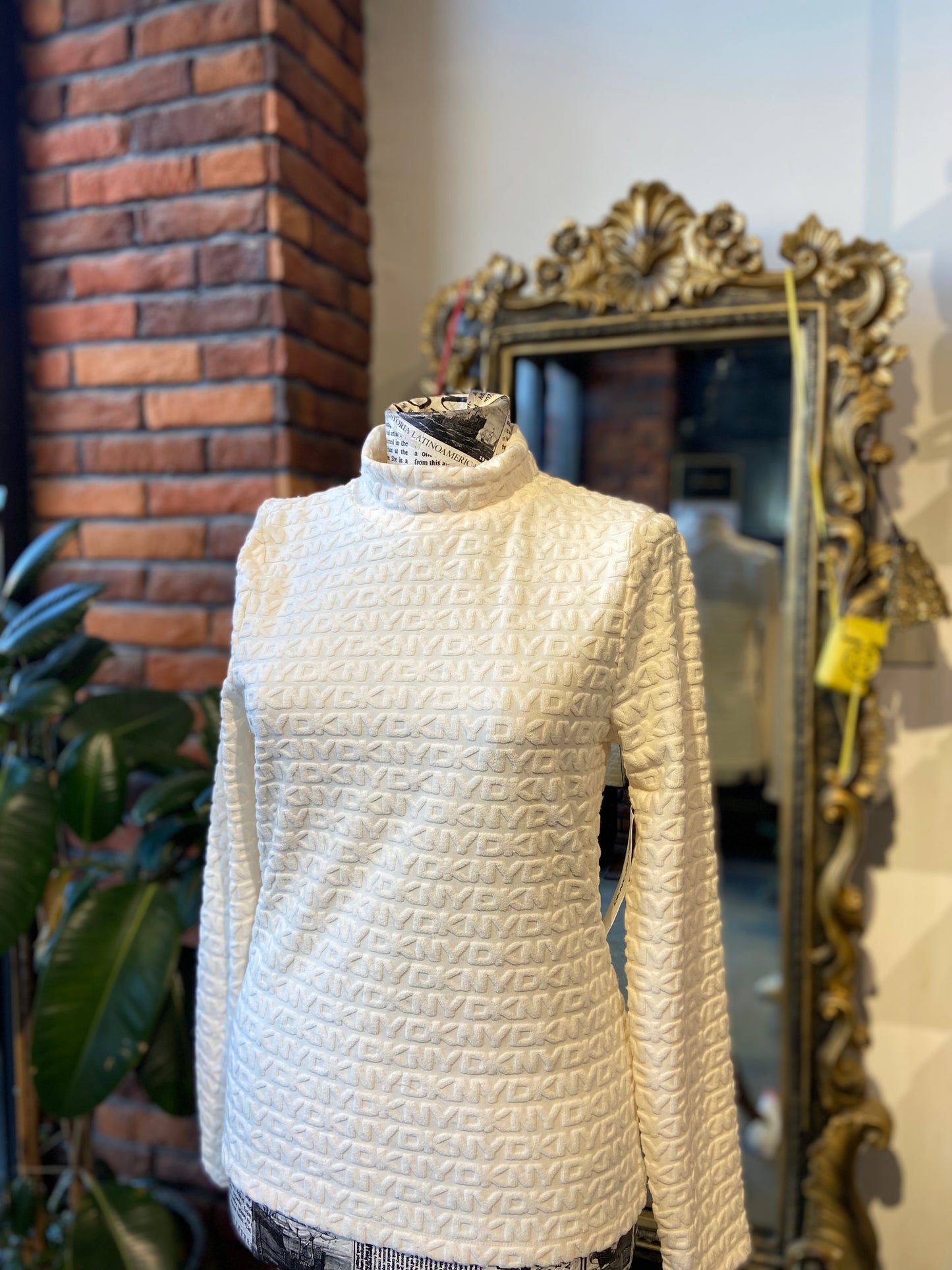 Dkny sweater size medium