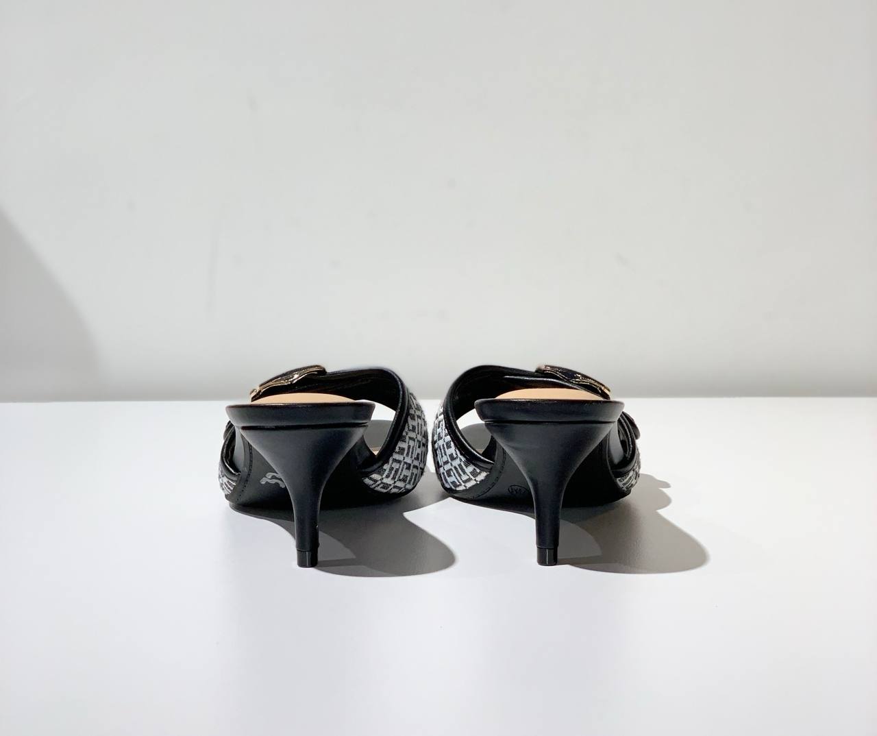 Tommy Hilfiger sandal size 7.5