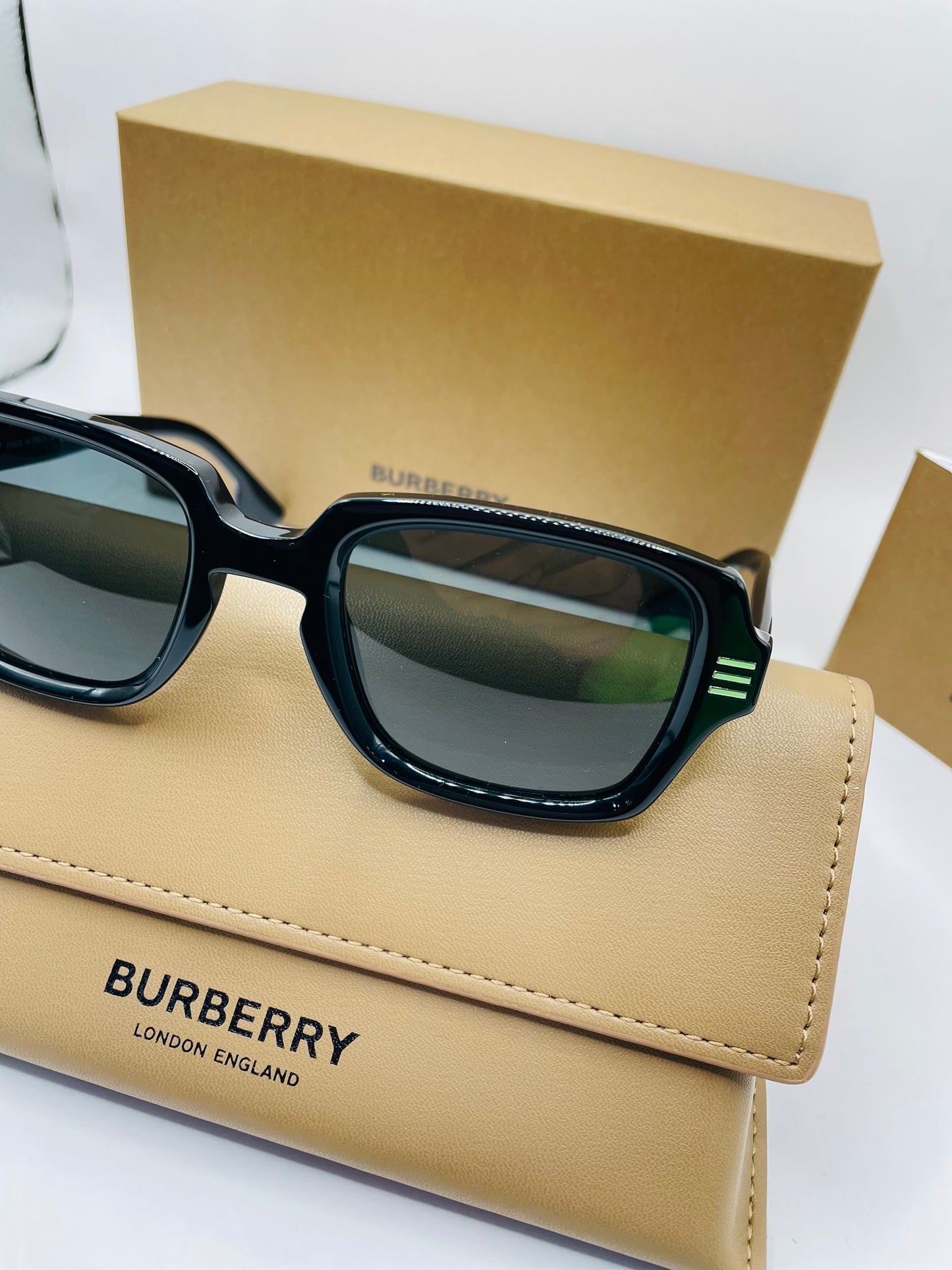 Burberry sunglass