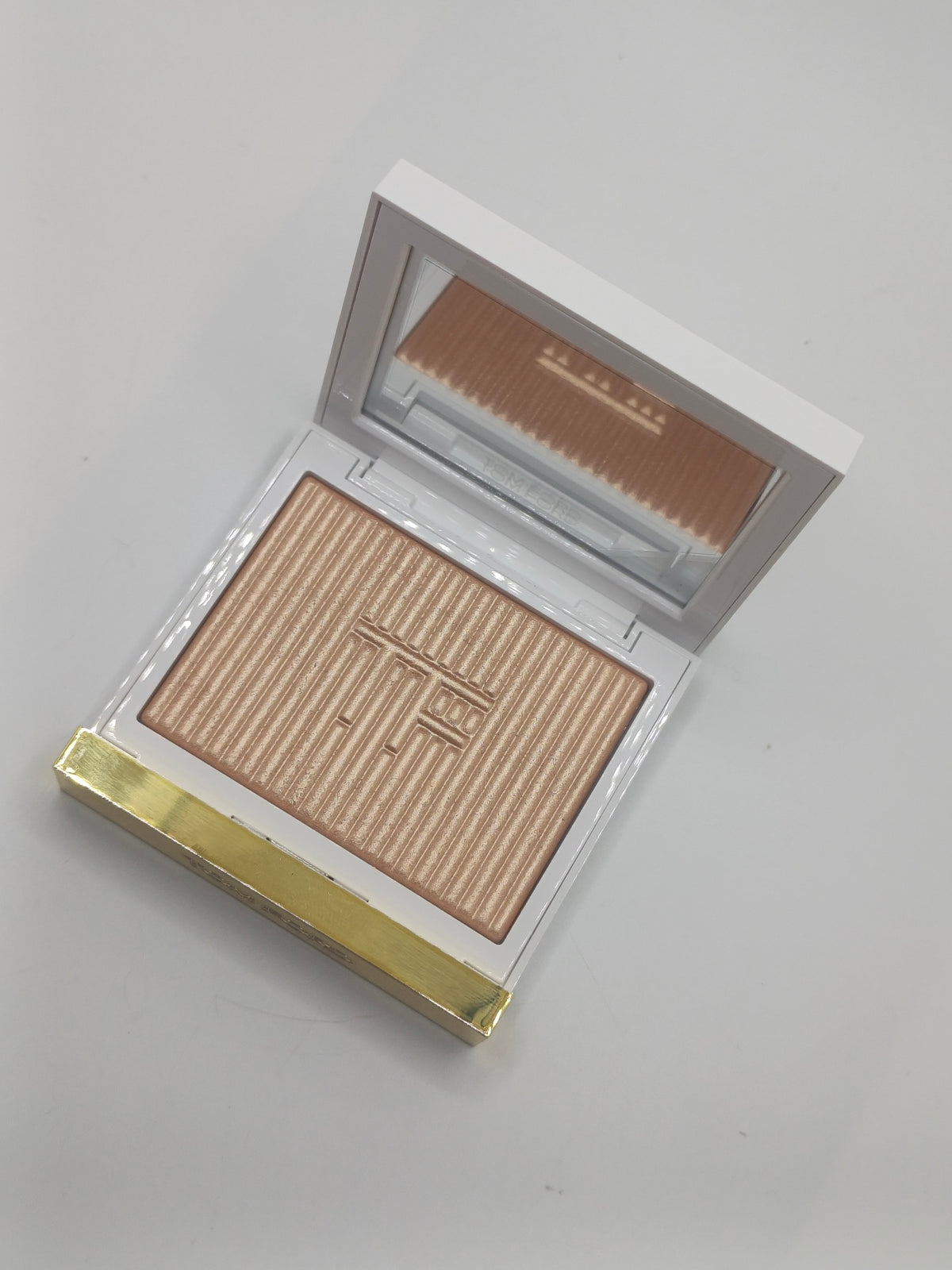 Tom Ford soleil glow highlighter
02 nude sand