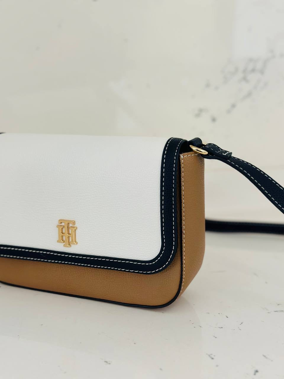 tommy hilfiger cross  bag