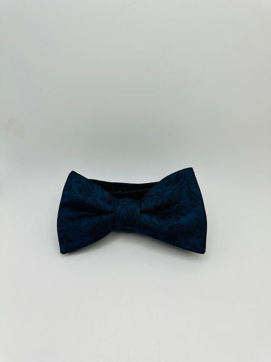 Adjustable tie