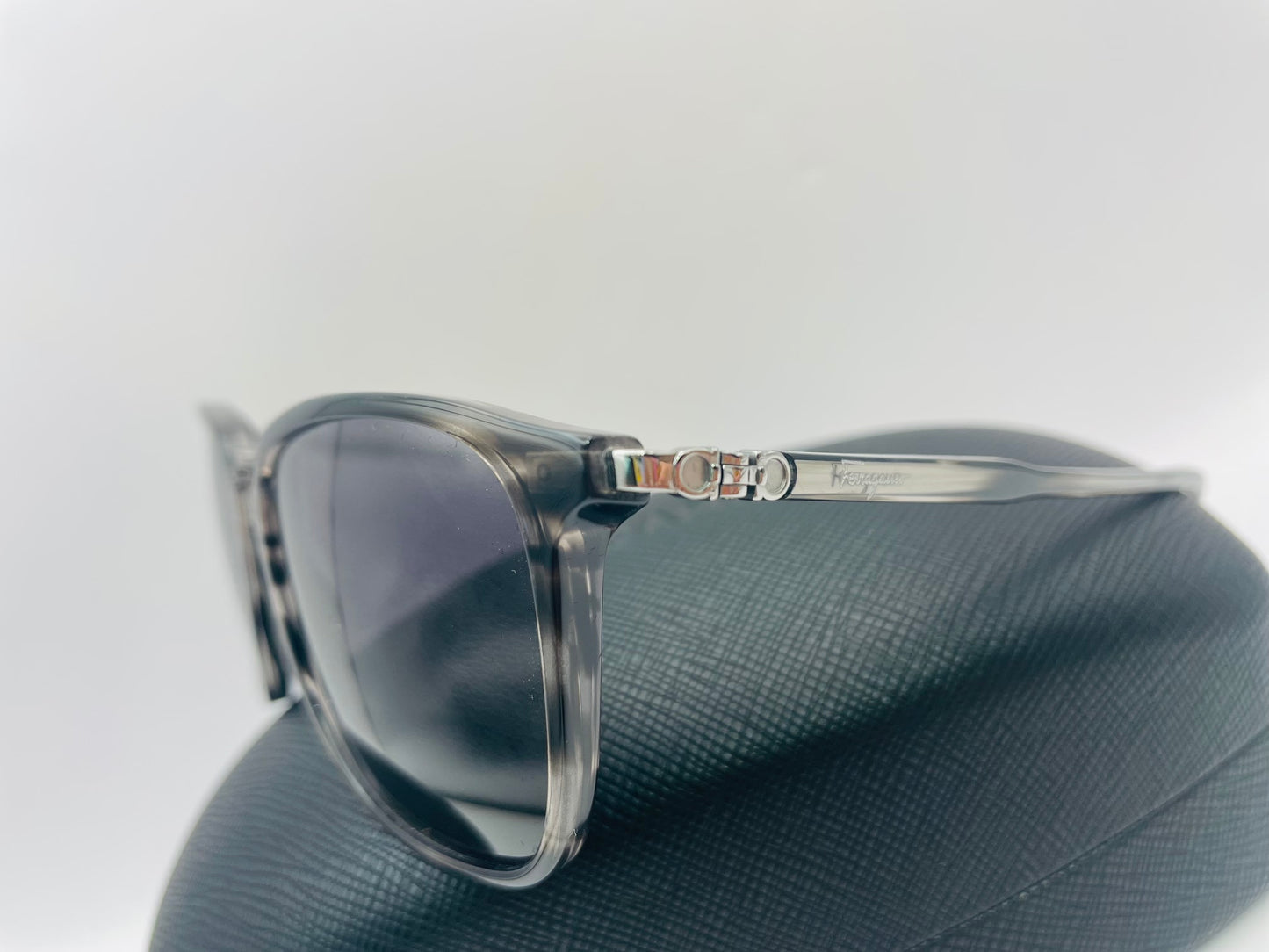 Salvatore ferragamo sunglass