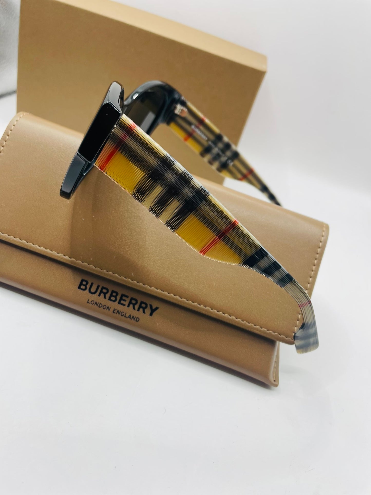 Burberry sunglass