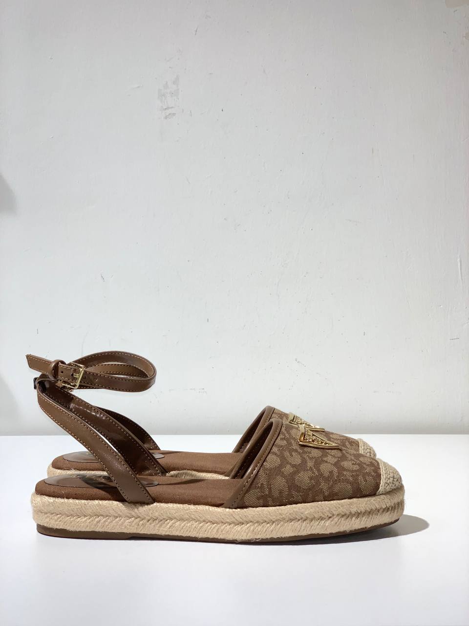 Guess sandal size 8