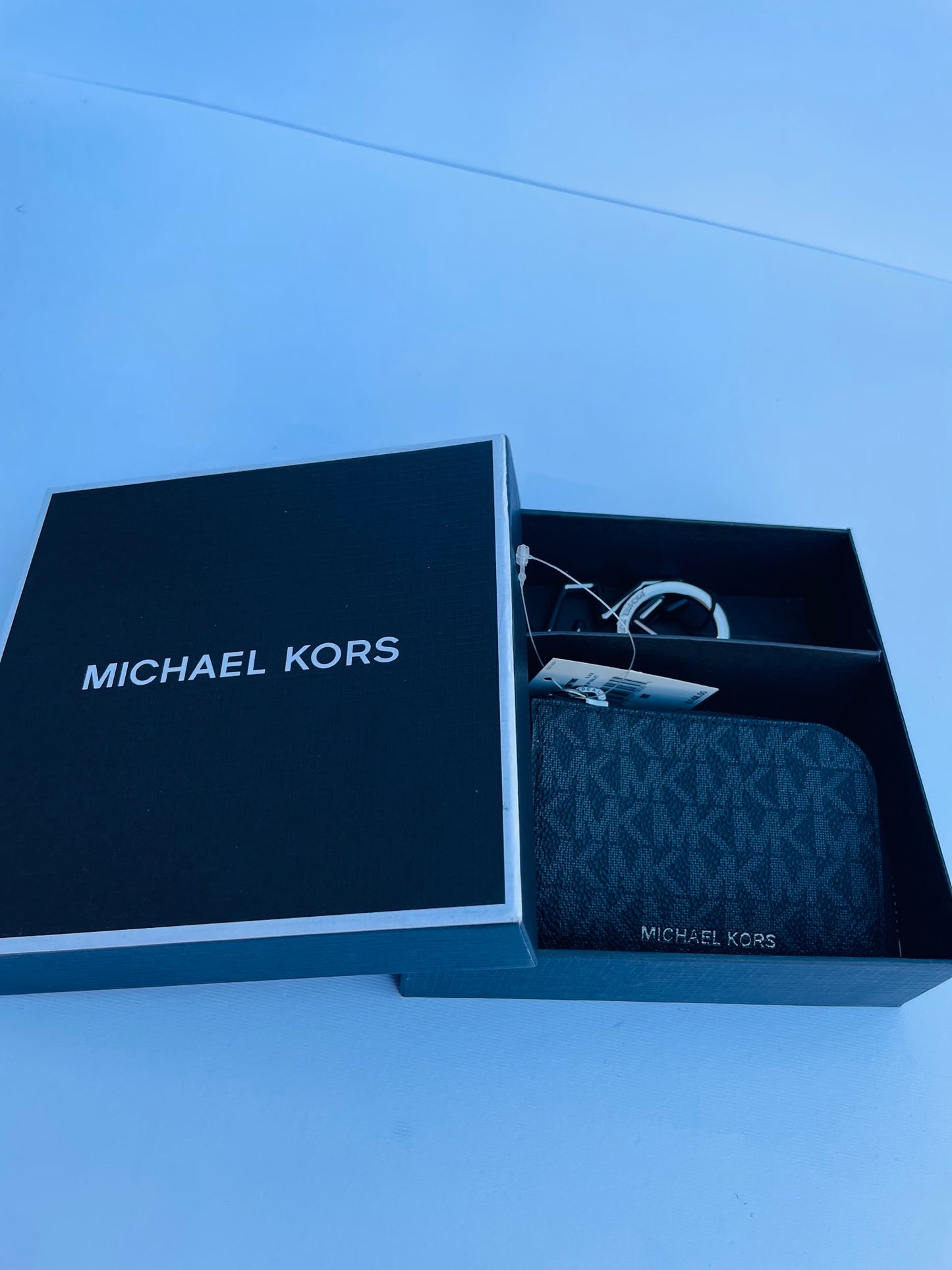 Michael kors wallet & keychain set