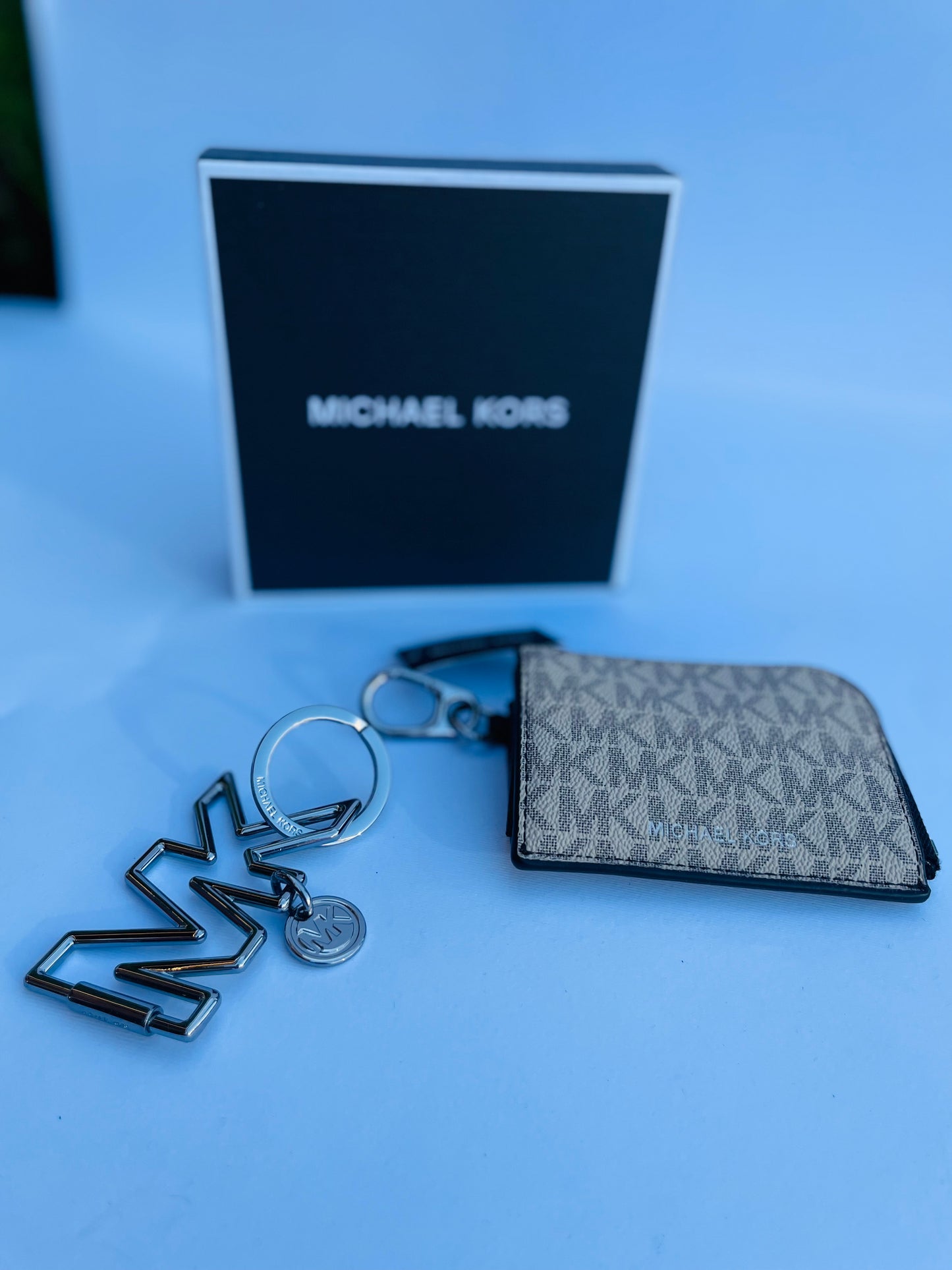 Michael kors wallet & keychain set