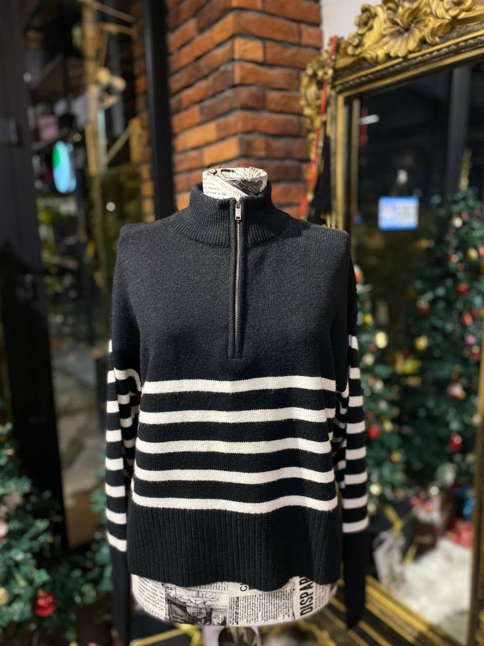 Dkny  sweater size medium