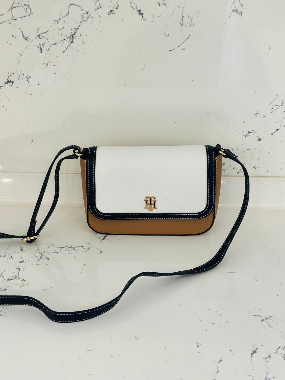 tommy hilfiger cross  bag