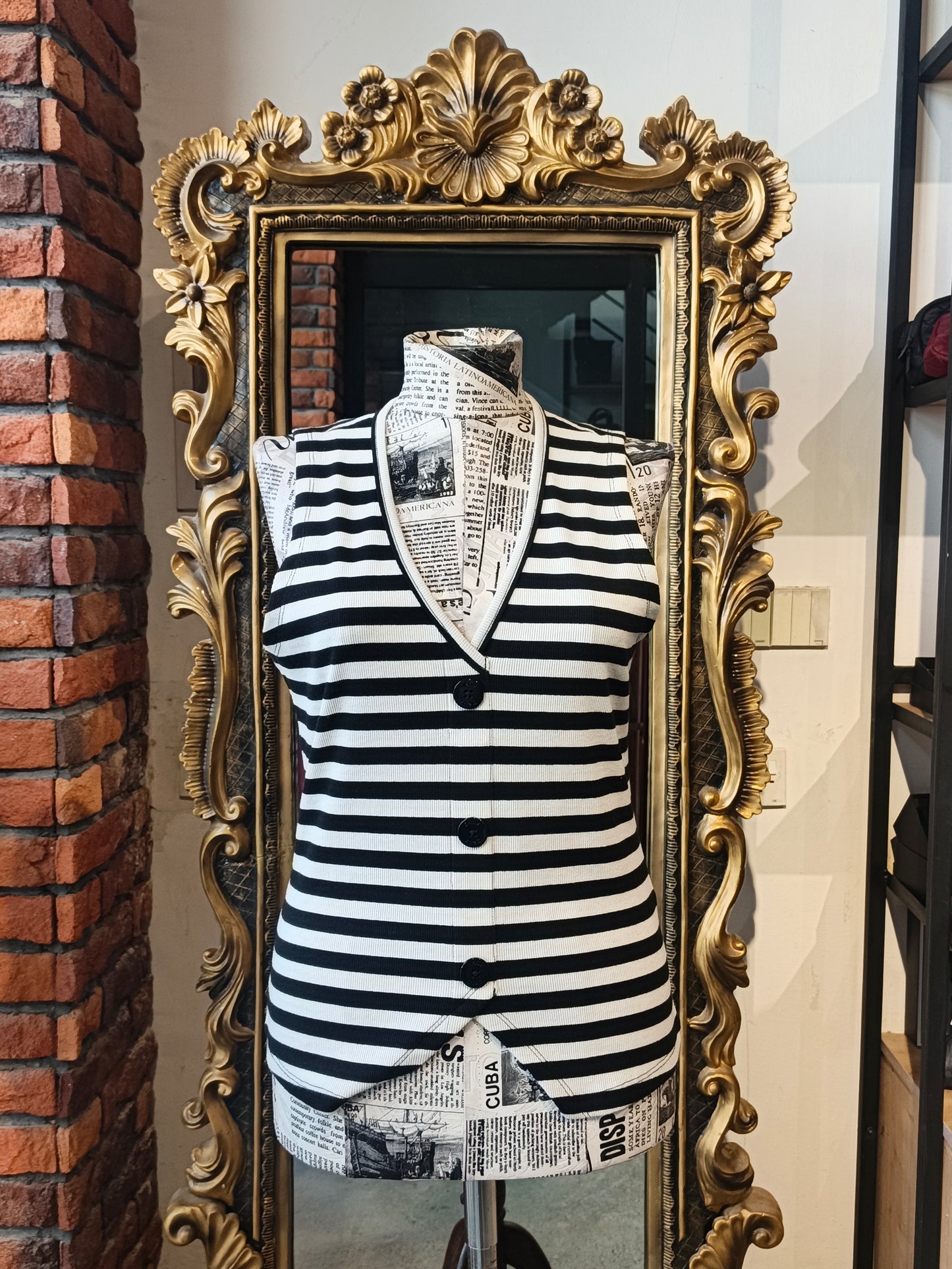 DKNY top size medium