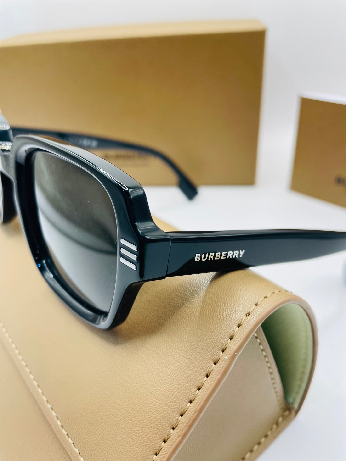 Burberry sunglass