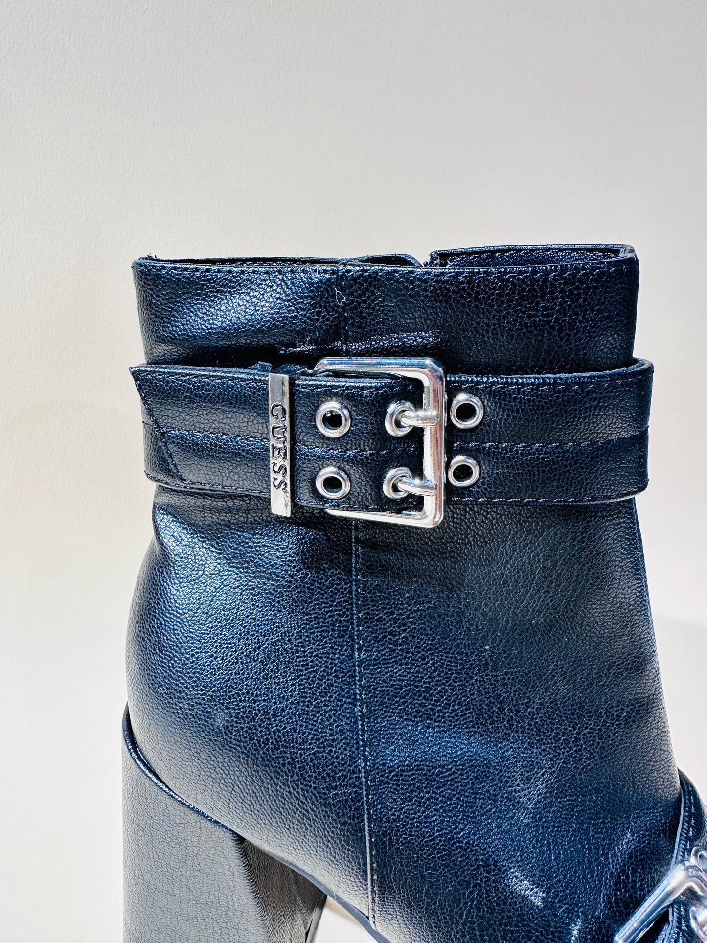 Guess boot size 38.5