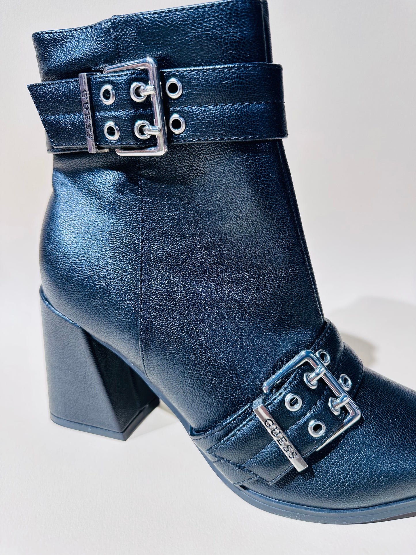 Guess boot size 38.5